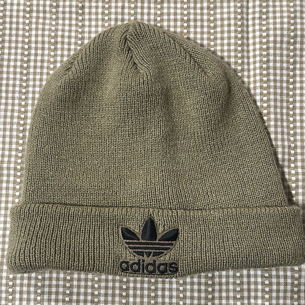 Add a Splash of Color to Your Fall Wardrobe with This Cozy Green Beanie! 🍃🧢